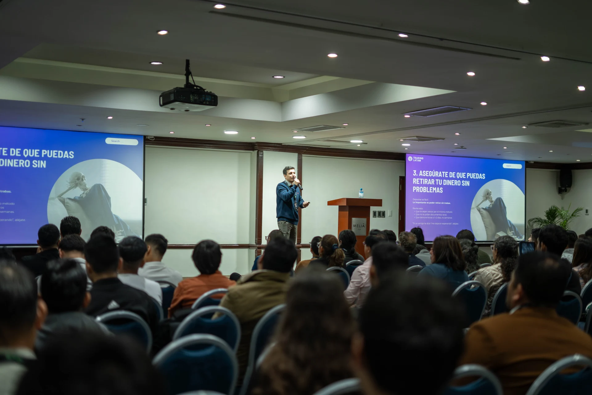 Conferencia ante el público en un auditorio