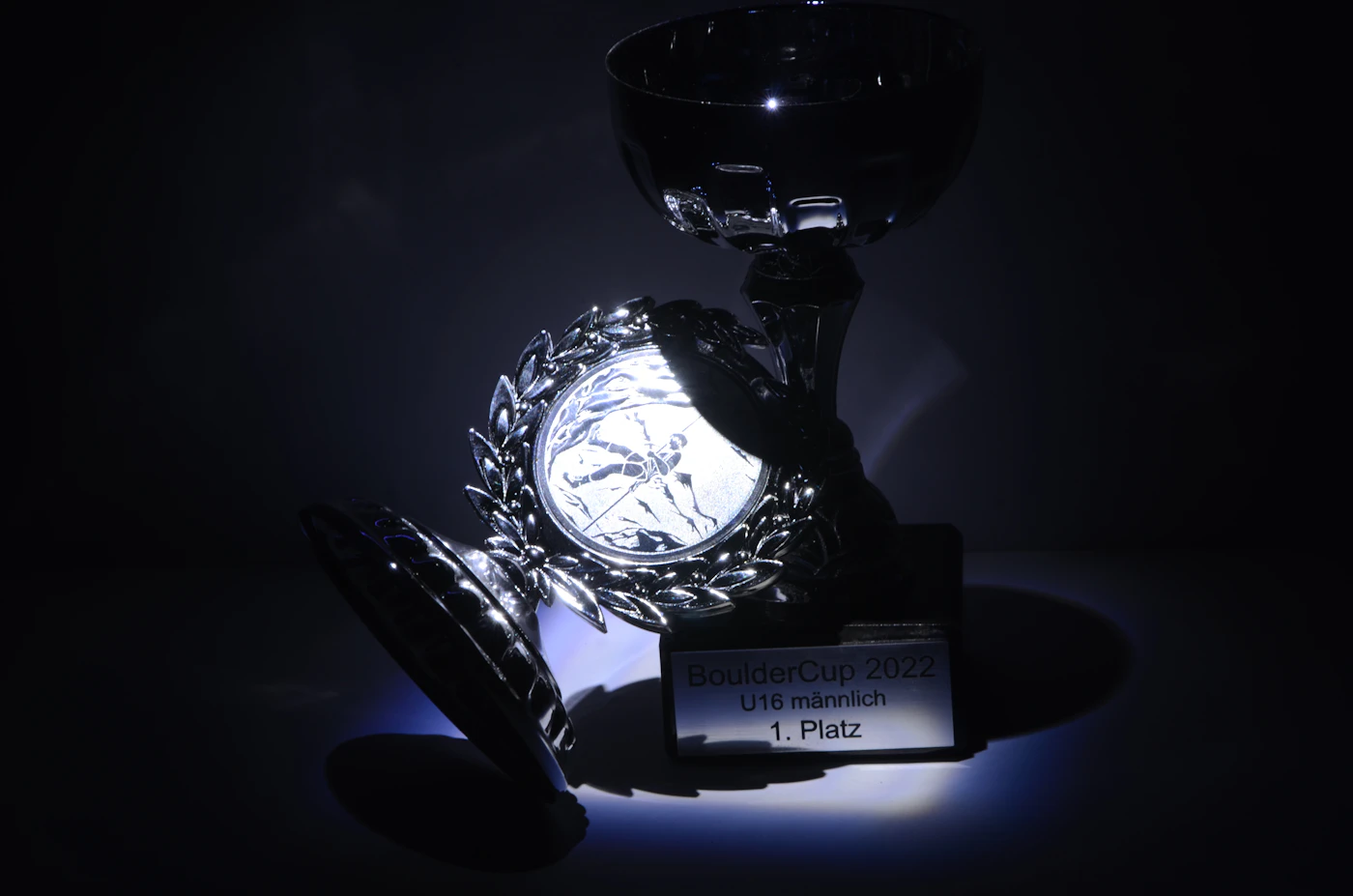 Trofeo iluminado que representa la competencia Trading Latam Cup