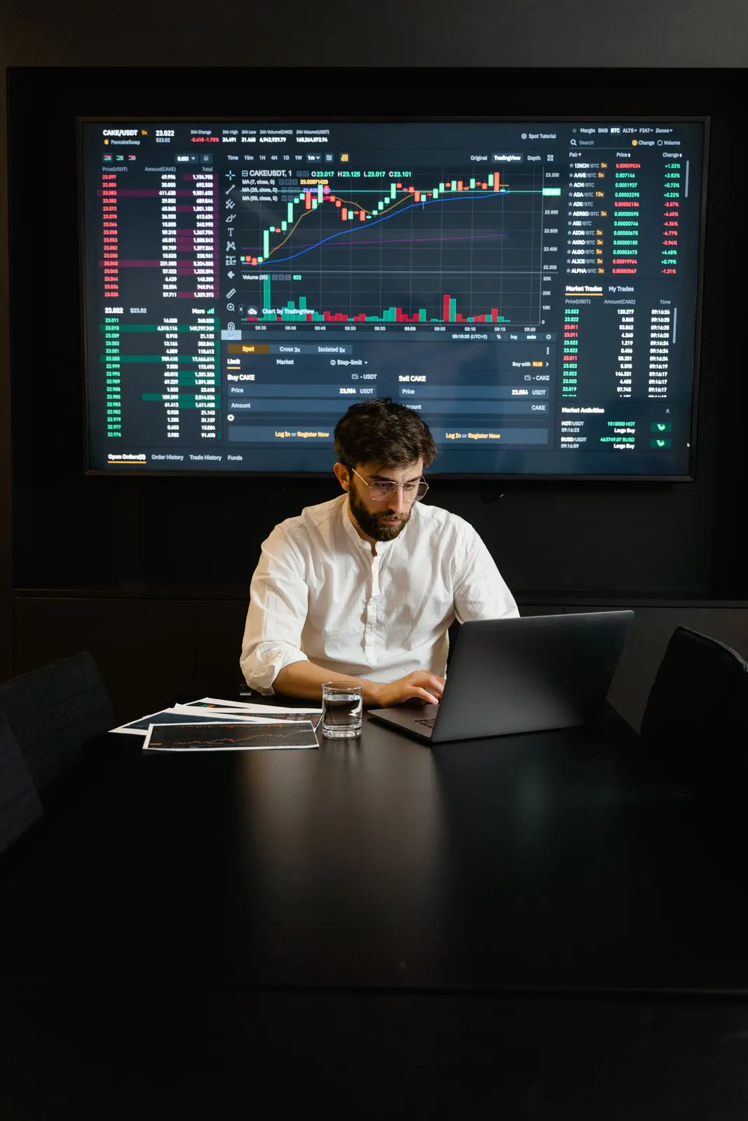 Inversionista analizando una estrategia de copy trading