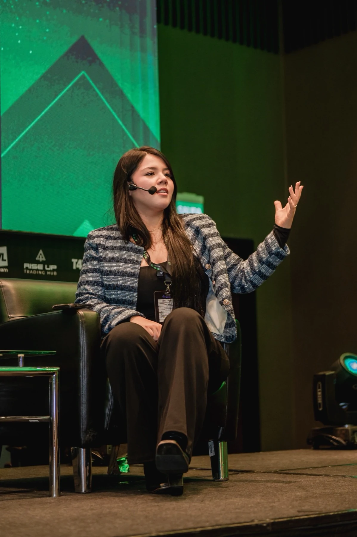 Paula Li participando como speaker en un evento de trading