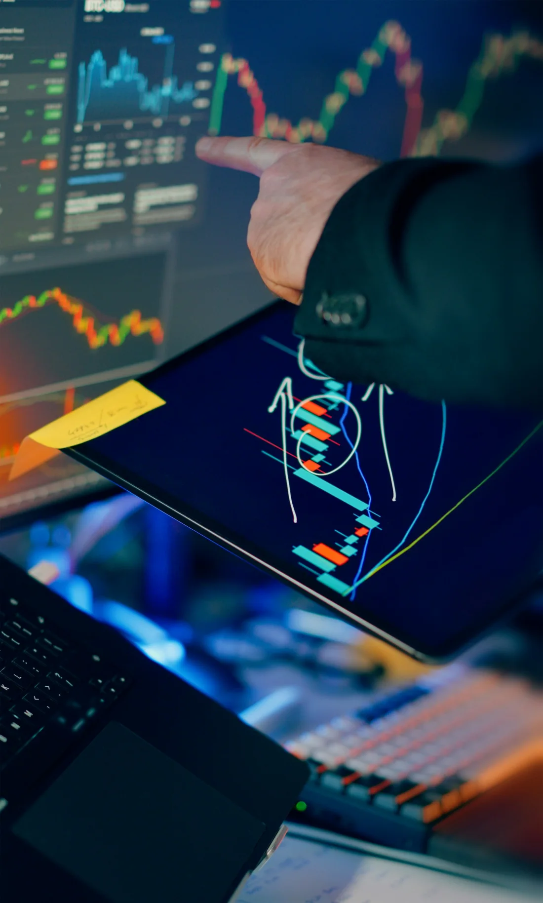 Trader revisando gráficos de precios en una plataforma de mercado
