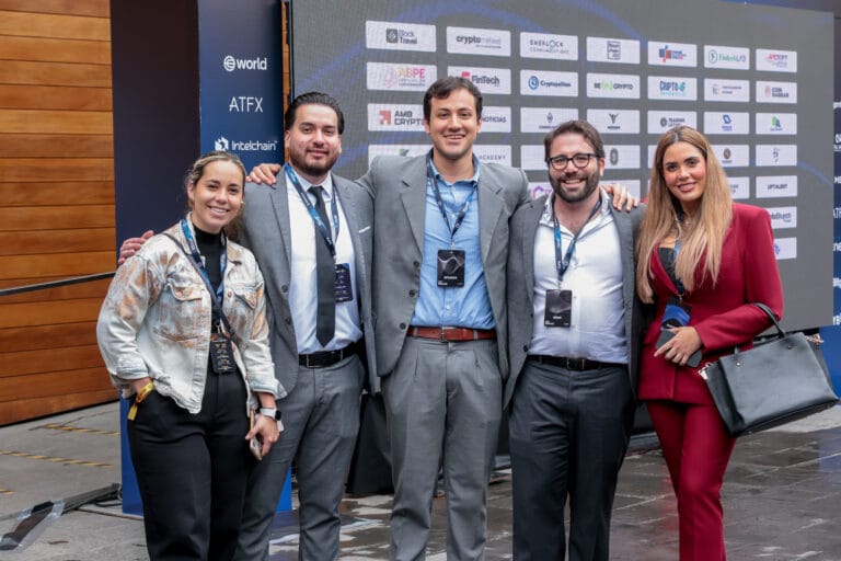 Ponencia en el escenario — evento de Trading-Latam