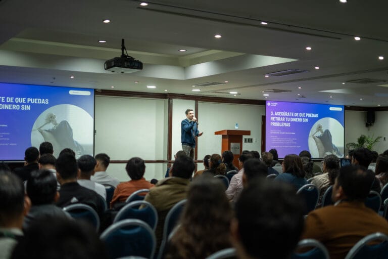 Sala llena de traders — evento de Trading-Latam